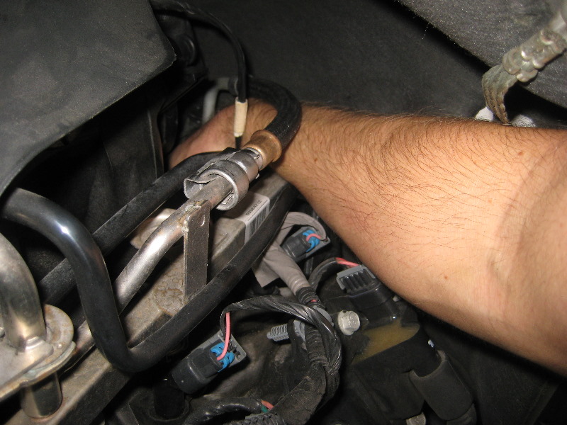 2000-2006-GM-Chevrolet-Tahoe-Oil-Pressure-Sensor-Replacement-Guide-007