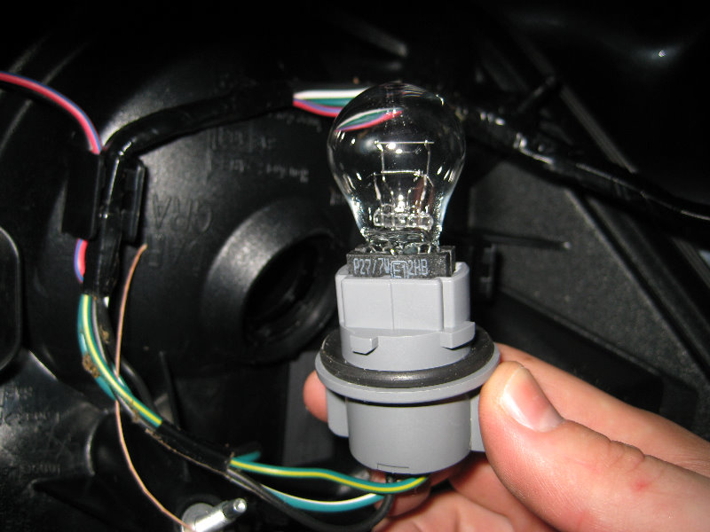2007 Nissan versa brake light bulb replacement #7
