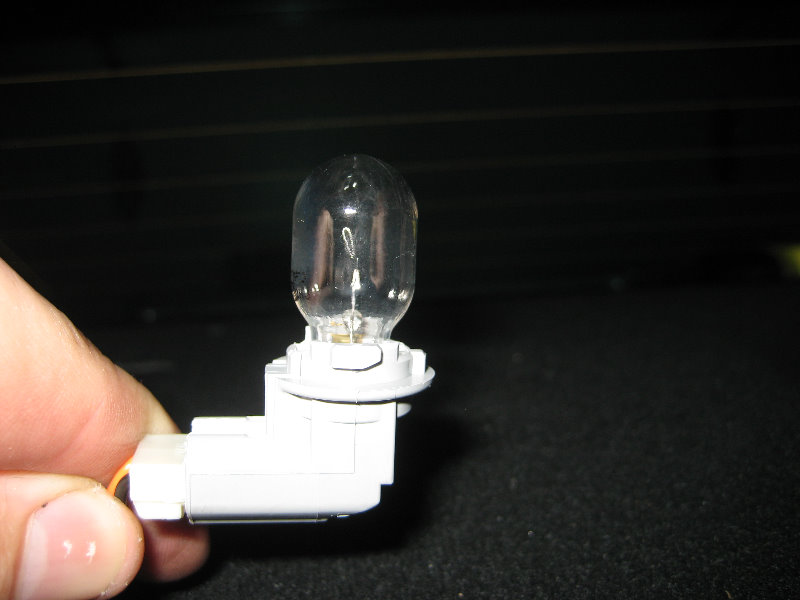 2007 Nissan versa brake light bulb replacement #8