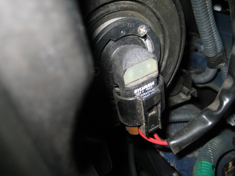 2009-2013-Toyota-Corolla-Headlight-Bulbs-Replacement-Guide-013
