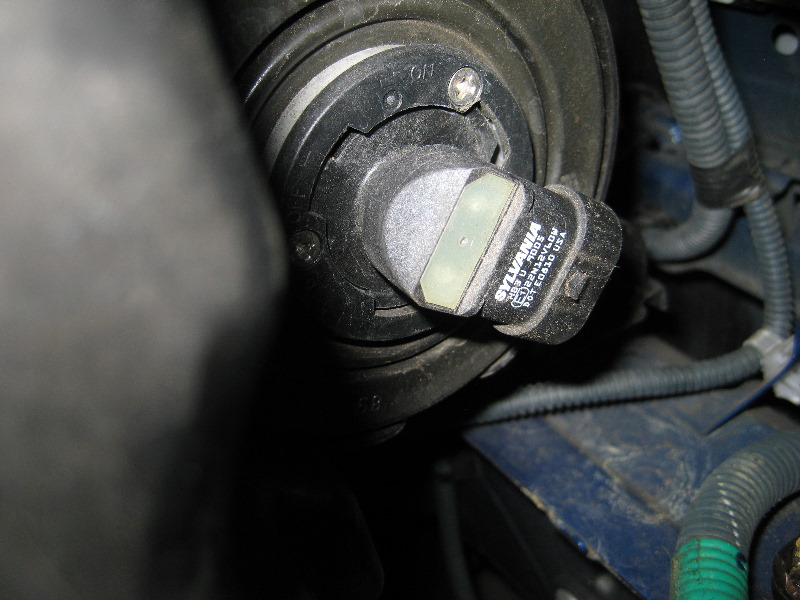 2009-2013-Toyota-Corolla-Headlight-Bulbs-Replacement-Guide-015