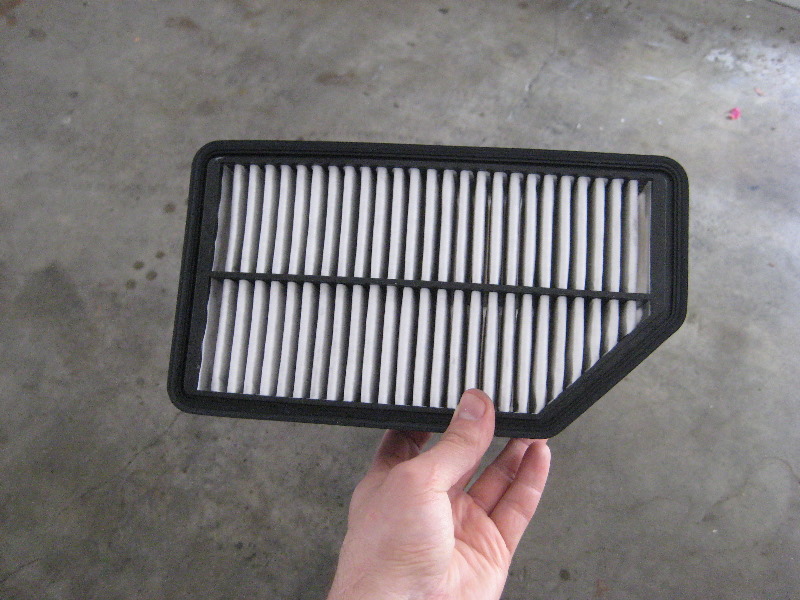 2011-2015-Hyundai-Accent-Engine-Air-Filter-Replacement-Guide-008