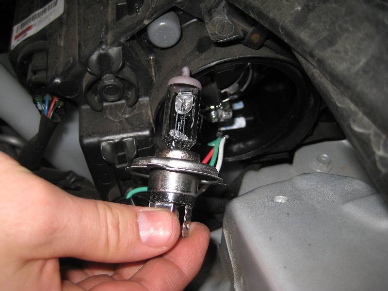 2011-2015-Hyundai-Accent-Headlight-Bulbs-Replacement-Guide-011