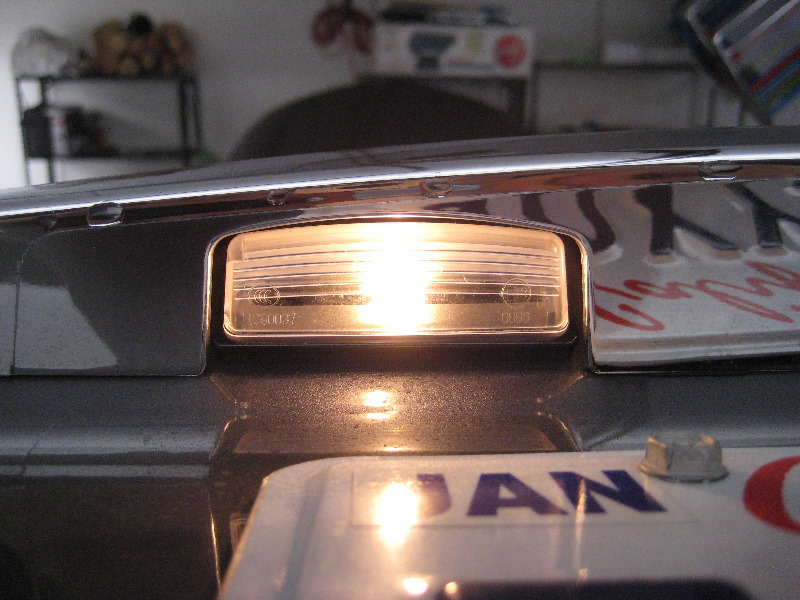 20132015NissanAltimaLicensePlateLightBulbsReplacementGuide024