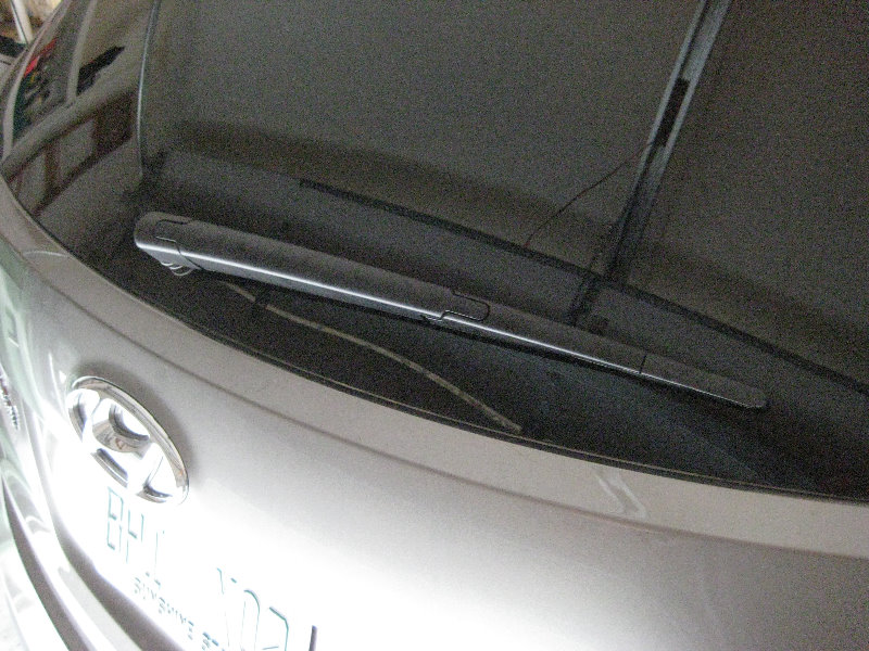 2013-2016-Hyundai-Santa-Fe-Rear-Window-Wiper-Blade-Replacement-Guide-014