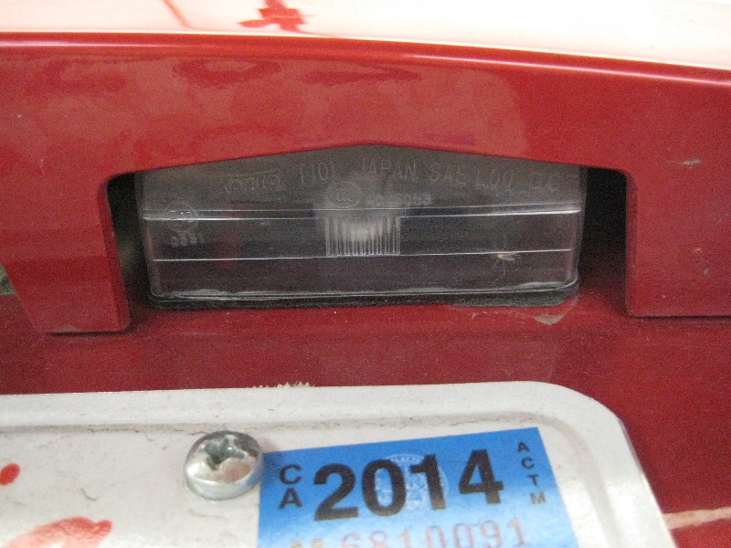 2013-2016-Toyota-RAV4-License-Plate-Light-Bulbs-Replacement-Guide-002