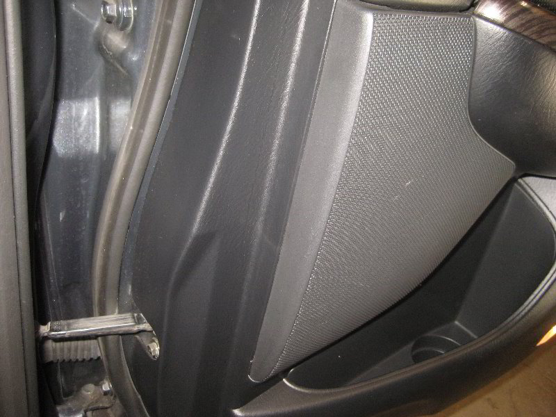 Acura-MDX-Rear-Interior-Door-Panels-Removal-Guide-003