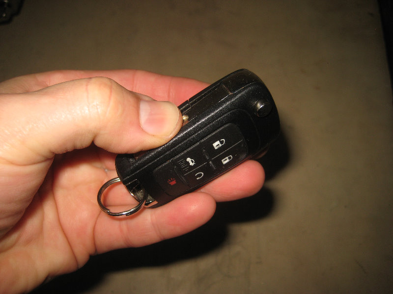 Buick-LaCrosse-Key-Fob-Battery-Replacement-Guide-014
