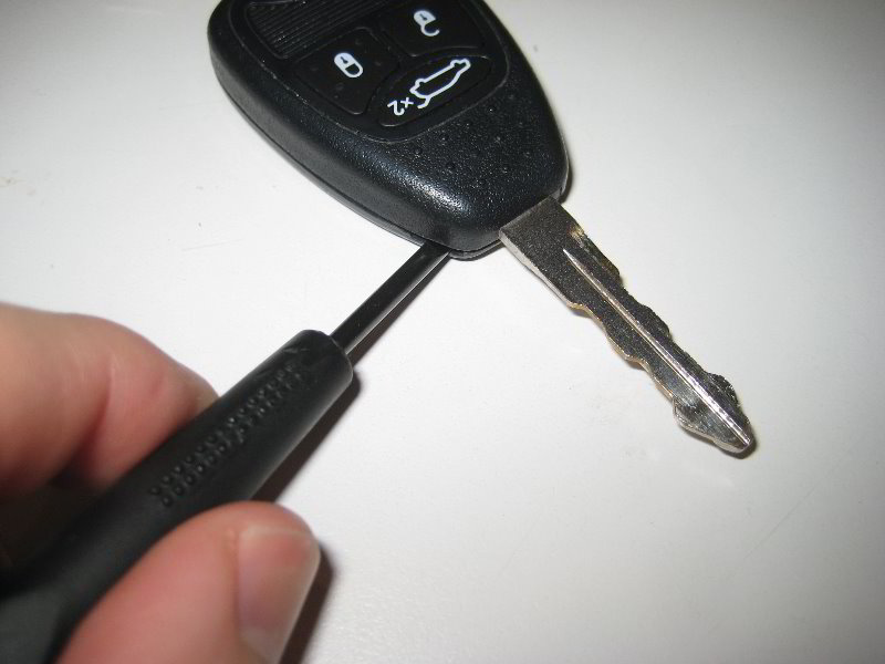 Chrysler-200-Key-Fob-Battery-Replacement-Guide-004