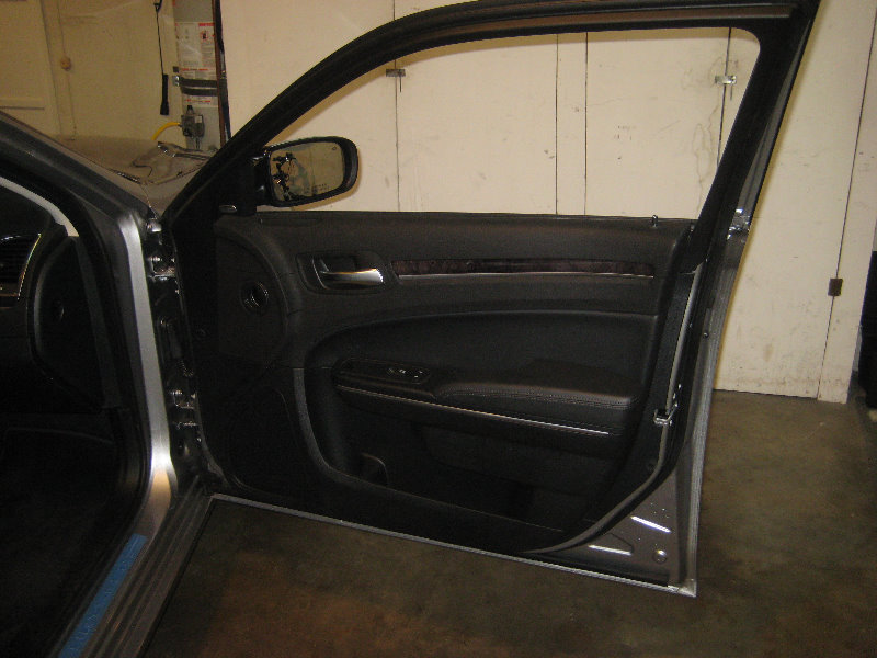 Chrysler-300-Interior-Door-Panel-Removal-Speaker-Upgrade-Guide-001