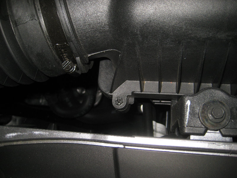 Chrysler-300-Pentastar-V6-Engine-Air-Filter-Replacement-Guide-002