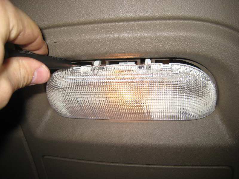 Chrysler-Town-and-Country-Cargo-Area-Light-Bulb-Replacement-Guide-002