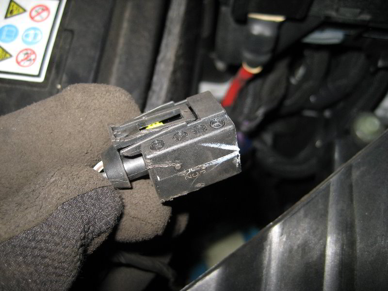 ChryslerTownandCountryHeadlightBulbsReplacementGuide031