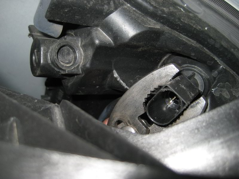 ChryslerTownandCountryHeadlightBulbsReplacementGuide036