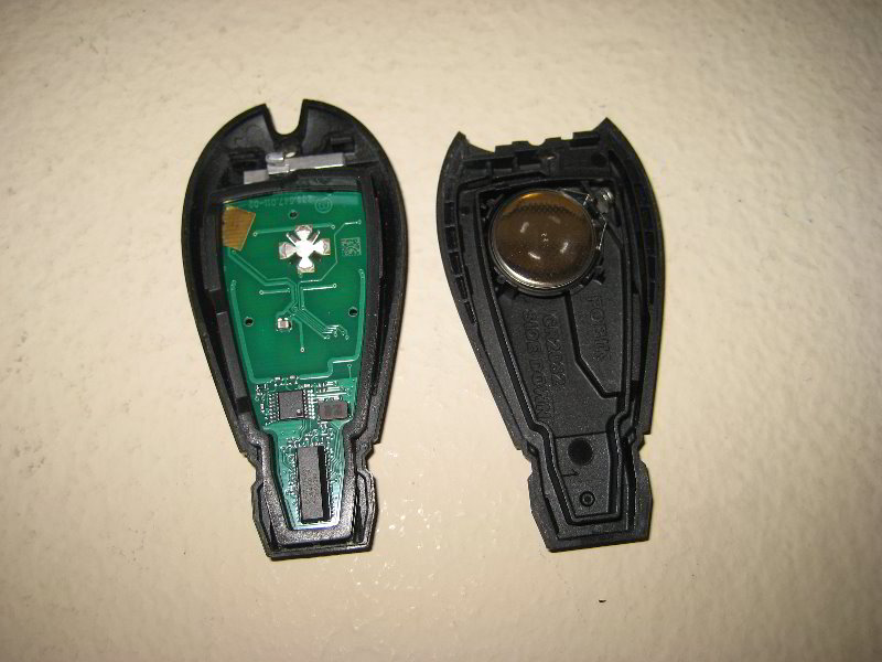 Chrysler-Town-and-Country-Key-Fob-Battery-Replacement-Guide-005
