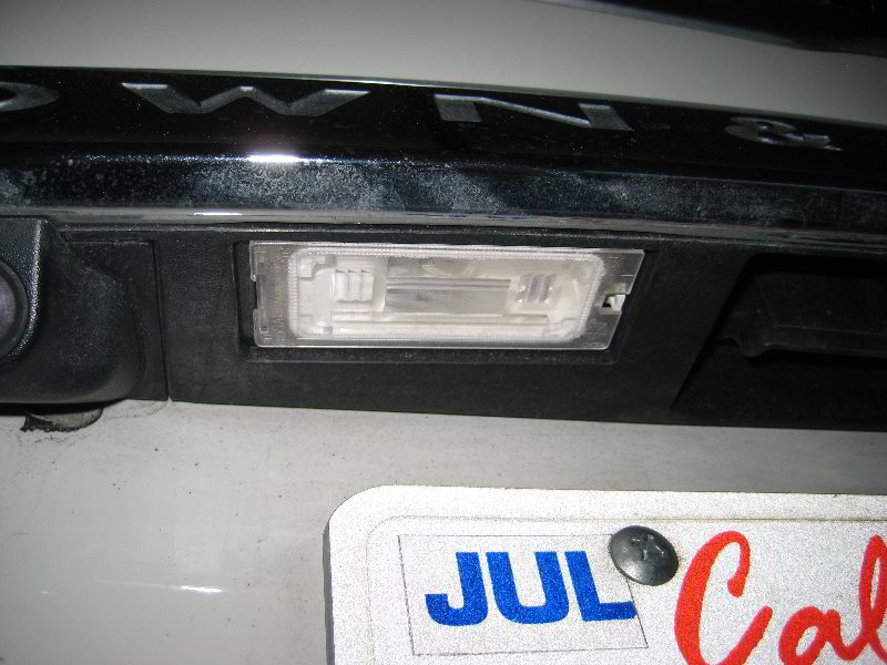 ChryslerTownandCountryLicensePlateLightBulbsReplacementGuide001