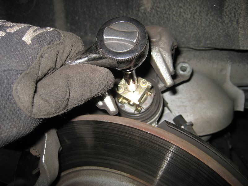 ChryslerTownandCountryRearBrakePadsReplacementGuide022