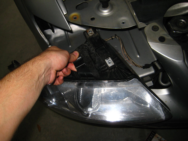 DodgeCaravanHeadlightBulbsReplacementGuide008