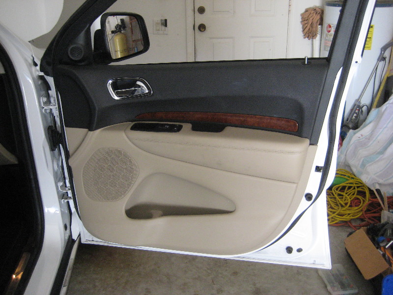 Dodge-Durango-Interior-Door-Panel-Removal-Guide-001