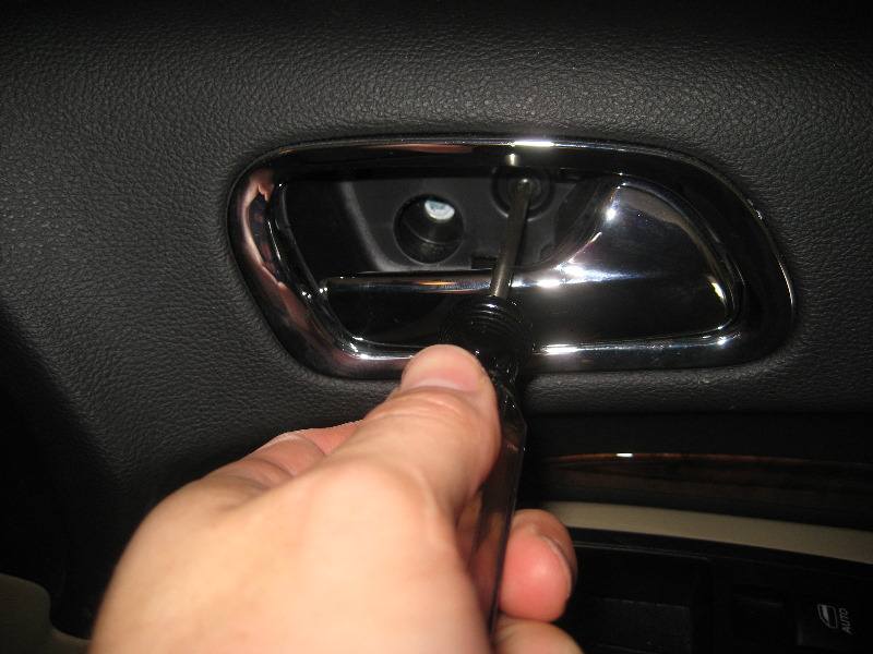 Dodge-Durango-Interior-Door-Panel-Removal-Guide-009
