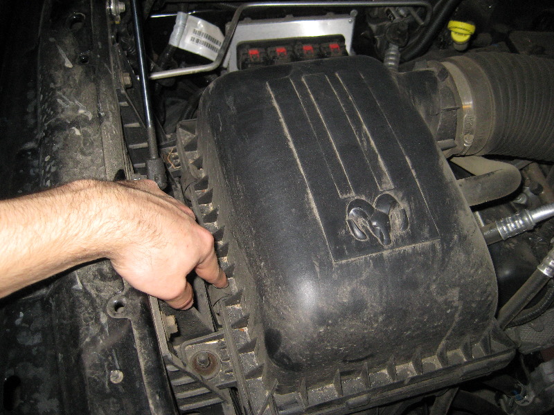Dodge-Ram-1500-PowerTech-V8-Engine-Air-Filter-Replacement-Guide-006