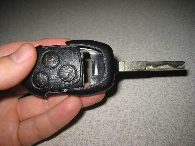 Ford-Fiesta-Key-Fob-Battery-Replacement-Guide-016