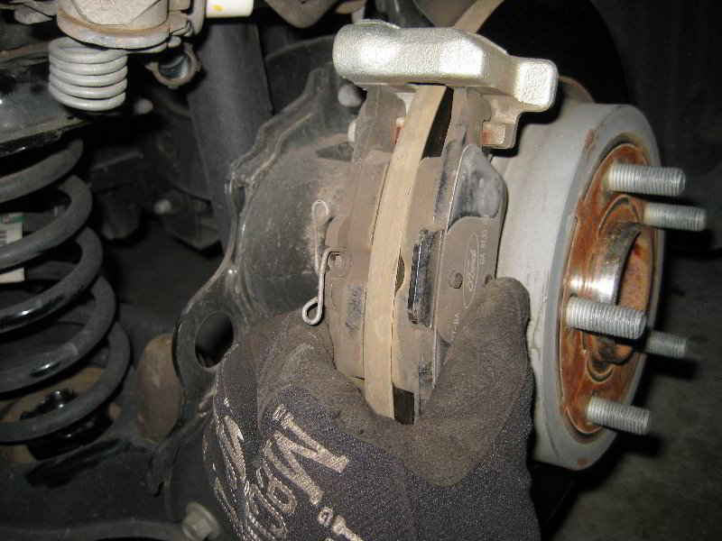 FordFocusRearBrakePadsReplacementGuide028
