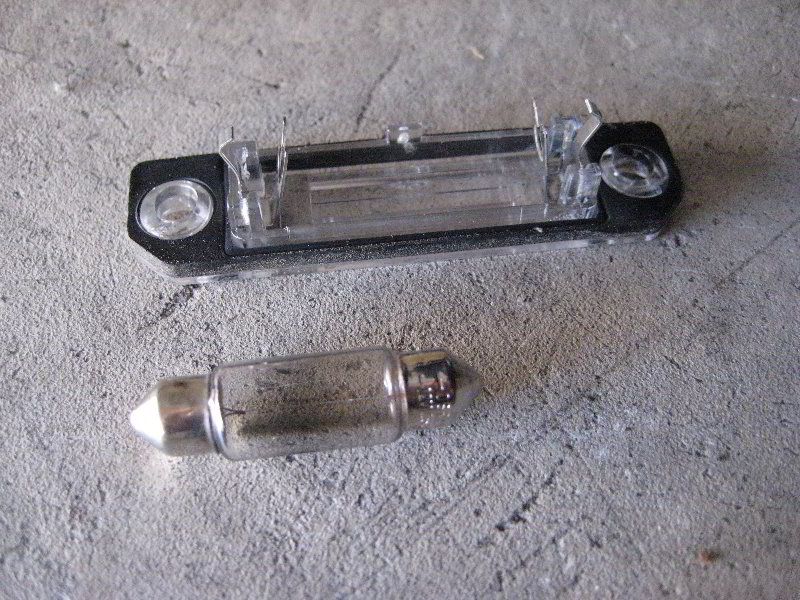 Ford-Mustang-License-Plate-Light-Bulbs-Replacement-Guide-008