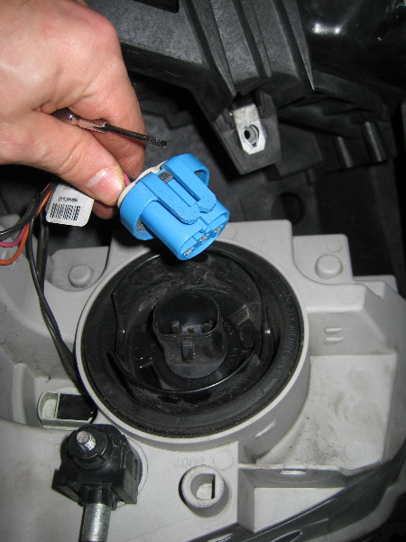 Chevrolet-Cobalt-Headlight-Bulbs-Replacement-Guide-009
