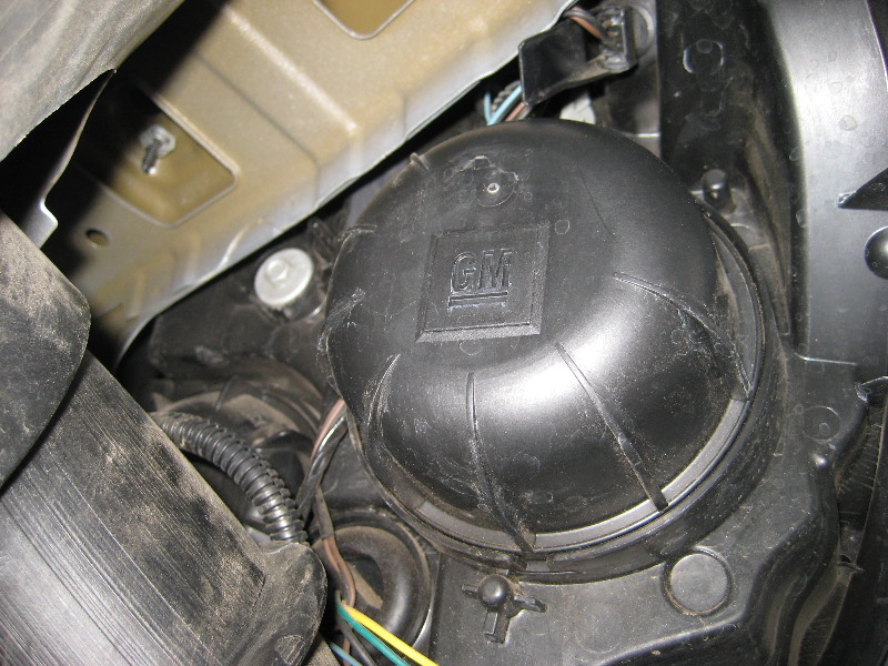 GM-Chevrolet-Equinox-Headlight-Bulbs-Replacement-Guide-022