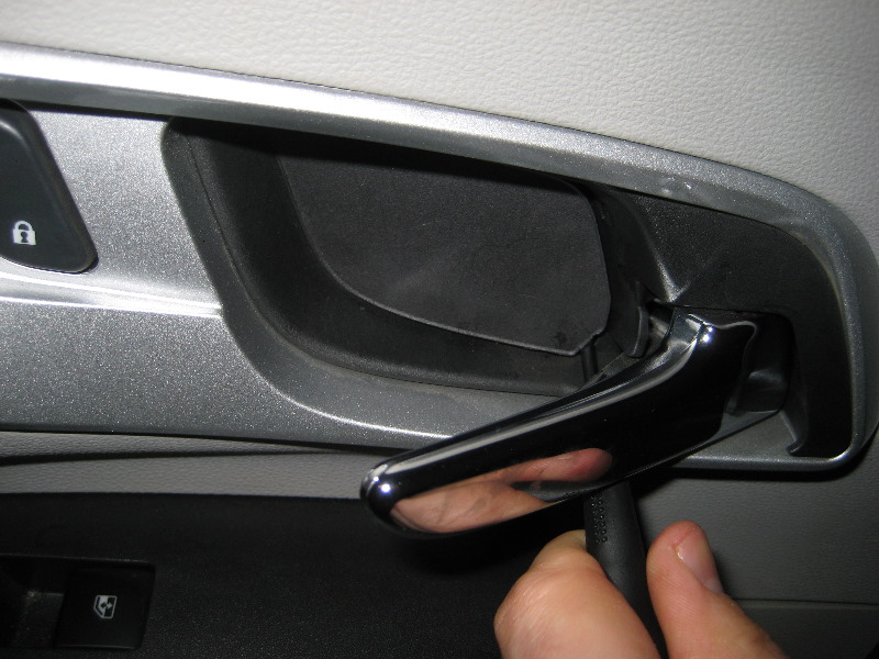 GM-Chevrolet-Equinox-Interior-Door-Panel-Removal-Guide-003
