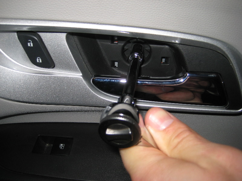 GM-Chevrolet-Equinox-Interior-Door-Panel-Removal-Guide-008
