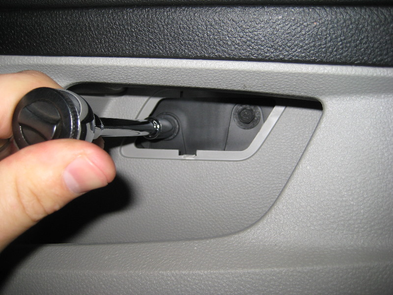 GM-Chevrolet-Equinox-Interior-Door-Panel-Removal-Guide-009