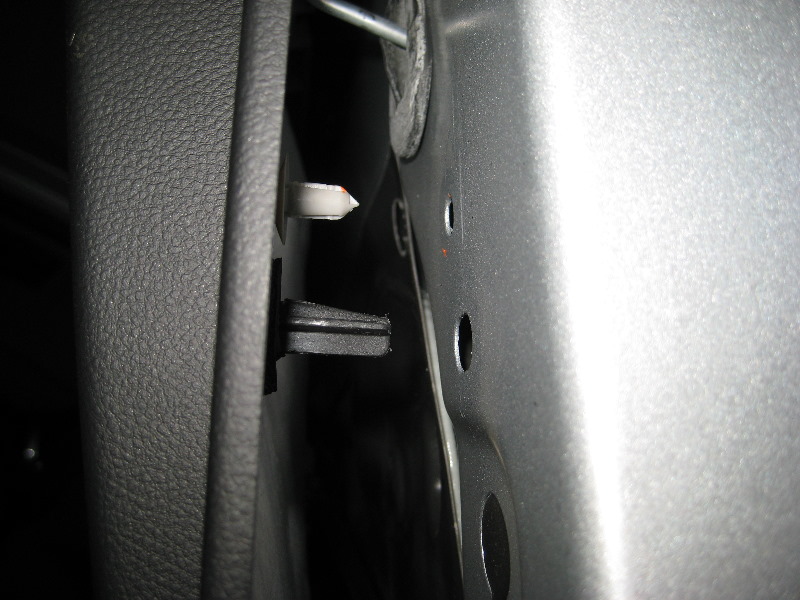 GM-Chevrolet-Equinox-Interior-Door-Panel-Removal-Guide-036