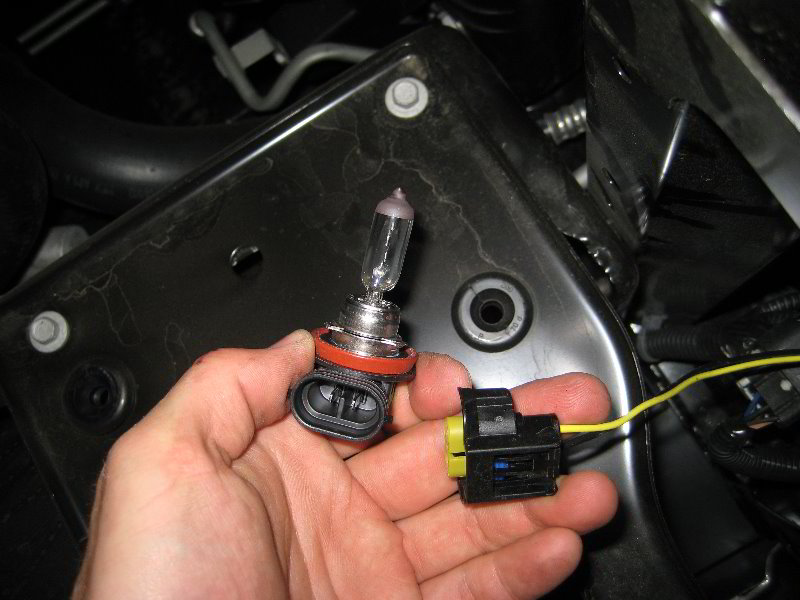 Chevrolet-Silverado-Headlight-Bulbs-Replacement-Guide-017