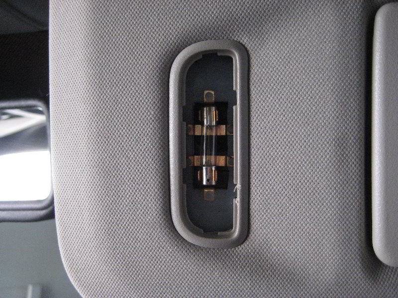 GM-Chevrolet-Tahoe-Vanity-Mirror-Light-Bulbs-Replacement-Guide-007