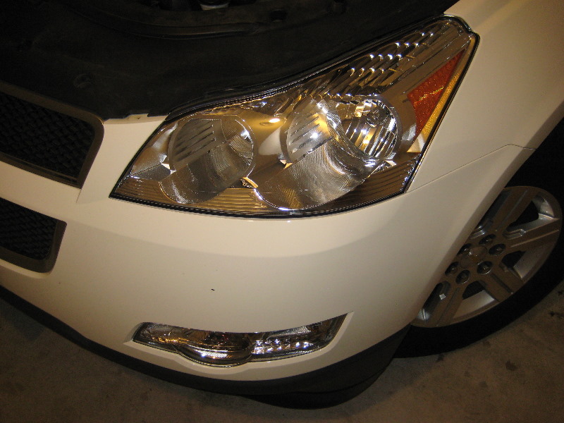 GM-Chevrolet-Traverse-Headlight-Bulbs-Replacement-Guide-001