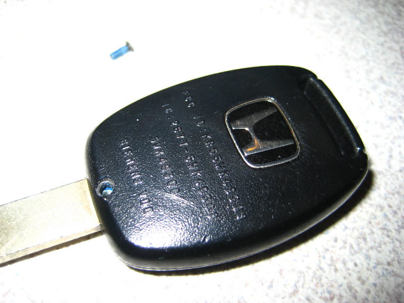 Replacing battery in honda accord key #6