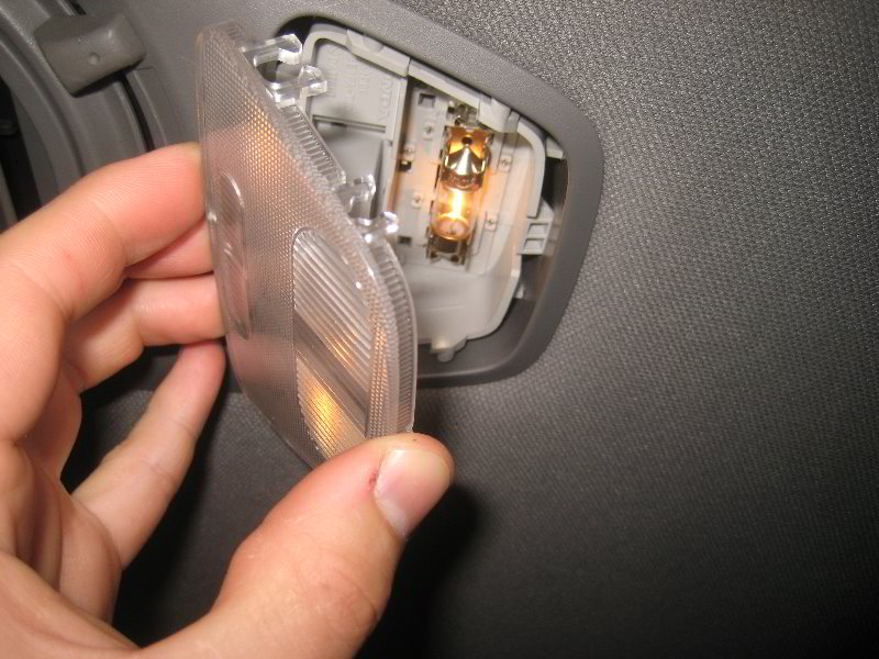 Honda-Odyssey-Dome-Light-Bulbs-Replacement-Guide-016