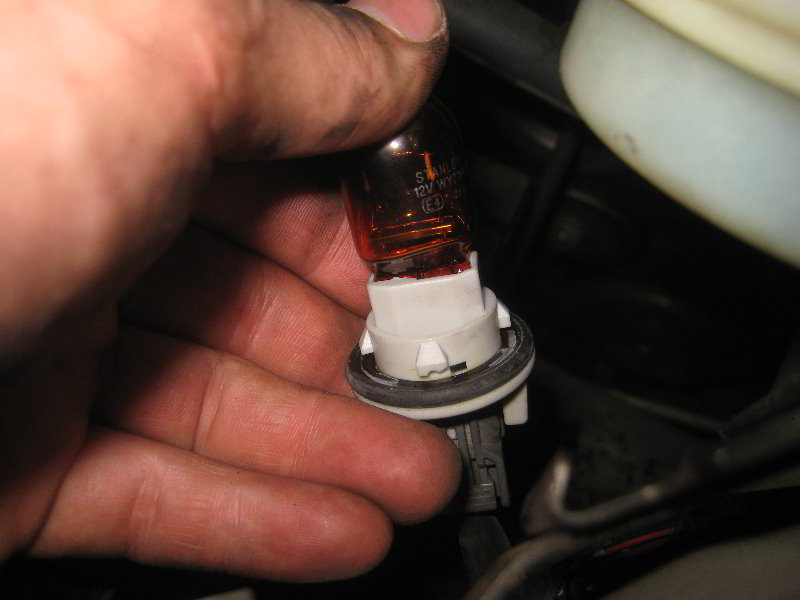 Honda-Odyssey-Headlight-Bulbs-Replacement-Guide-025