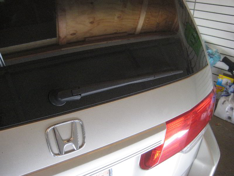 Honda-Odyssey-Rear-Window-Wiper-Blade-Replacement-Guide-001