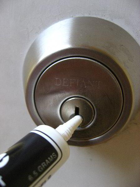 How-To-Lubricate-Sticking-Door-Lock-And-Key-008
