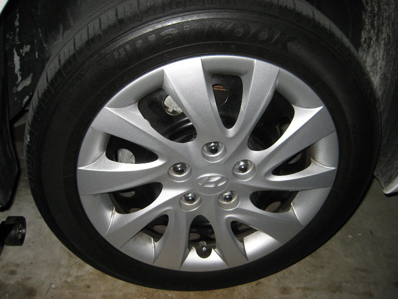 HyundaiElantraFrontBrakePadsReplacementGuide001