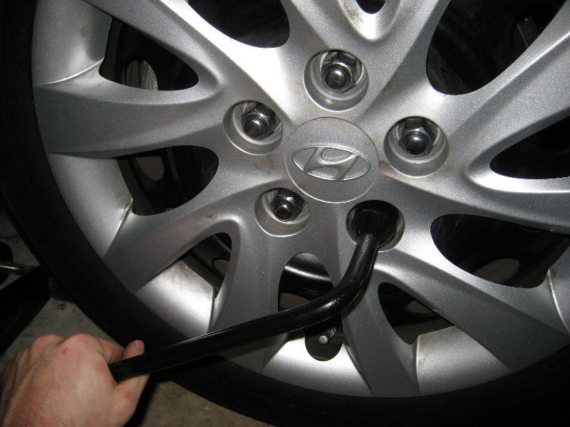 Hyundai-Elantra-Front-Brake-Pads-Replacement-Guide-035