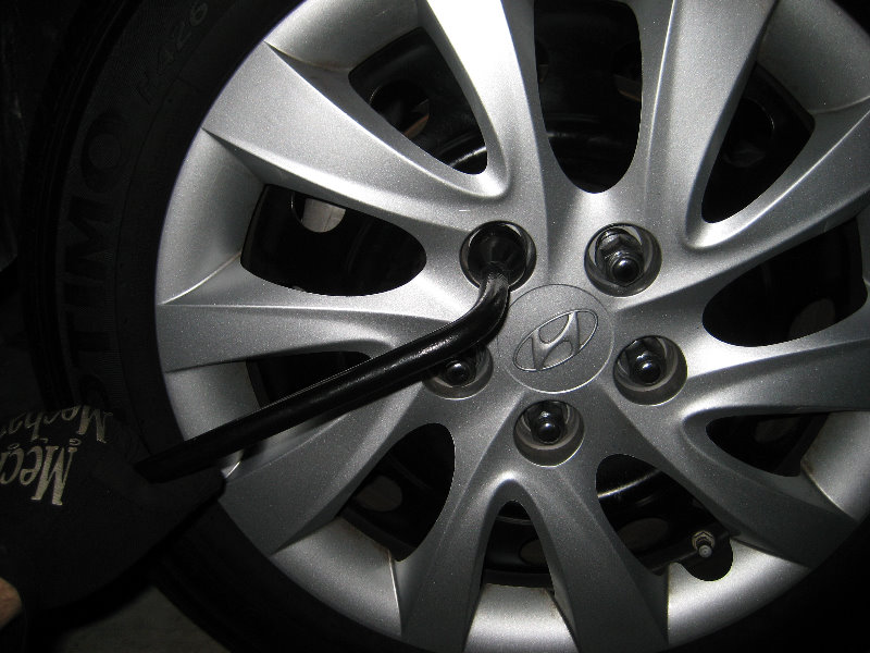 Hyundai-Elantra-Rear-Brake-Pads-Replacement-Guide-032