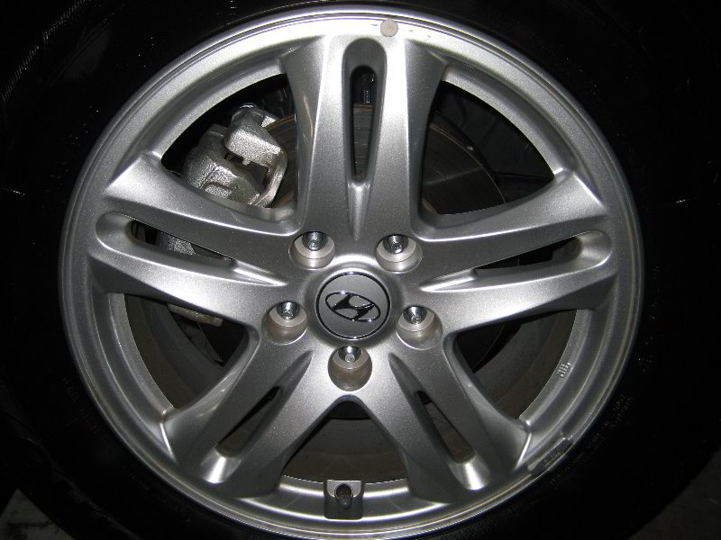 Hyundai-Santa-Fe-Front-Brake-Pads-Replacement-Guide-028