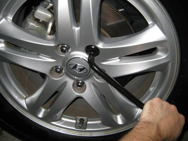 Hyundai-Santa-Fe-Front-Brake-Pads-Replacement-Guide-029