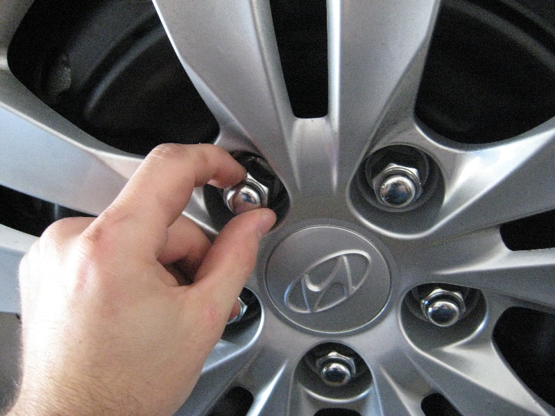 Hyundai-Sonata-Front-Brake-Pads-Replacement-Guide-004