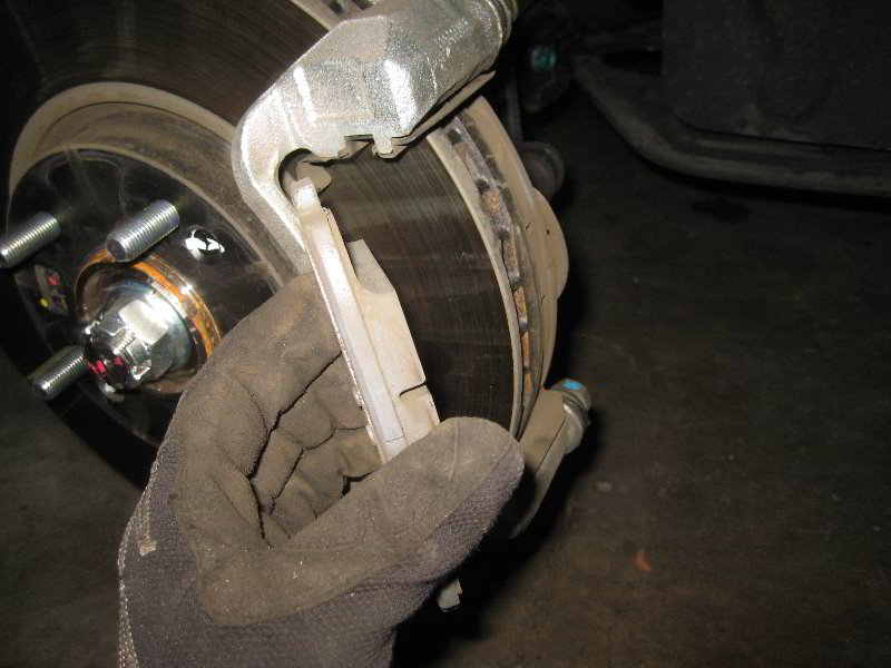Hyundai-Tucson-Front-Brake-Pads-Replacement-Guide-014
