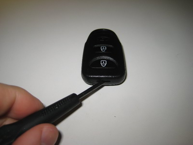 Hyundai-Tucson-Key-Fob-Battery-Replacement-Guide-004